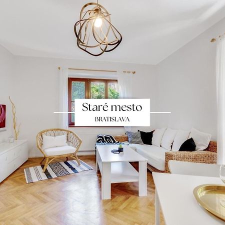 Stylish Historical Apartment + Backyard ブラチスラヴァ エクステリア 写真