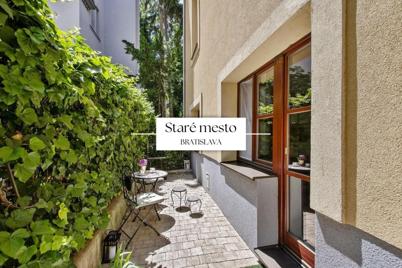 Stylish Historical Apartment + Backyard ブラチスラヴァ エクステリア 写真