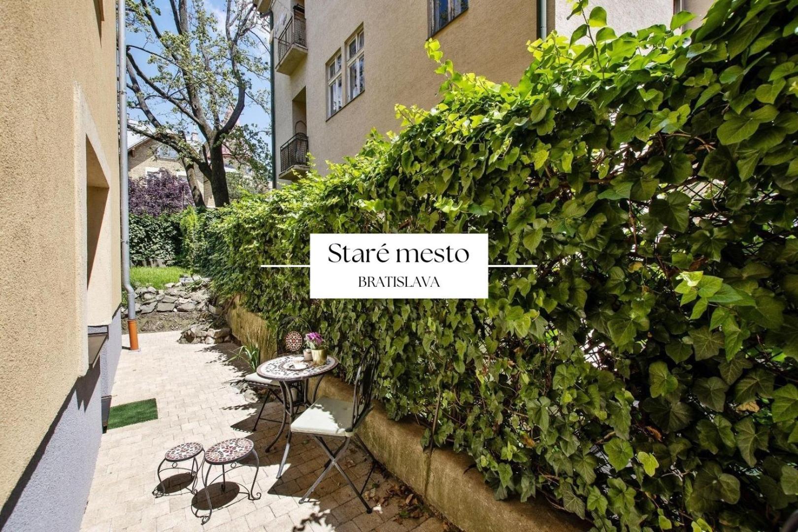 Stylish Historical Apartment + Backyard ブラチスラヴァ エクステリア 写真