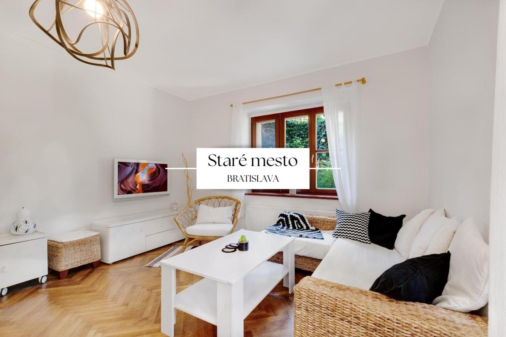 Stylish Historical Apartment + Backyard ブラチスラヴァ エクステリア 写真